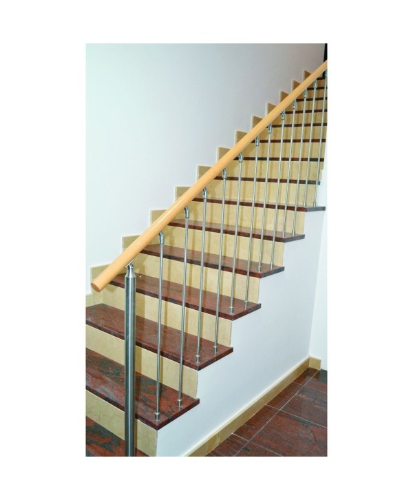 8049 Baranda con pasamanos de madera y barras verticales de inox