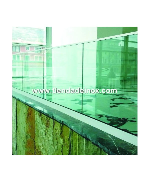Baranda de cristal con perfil de aluminio en el suelo y U de acero inox Nº8411