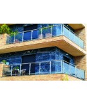 Edificio con doble balcón de acero inoxidable con cristales Nº8439