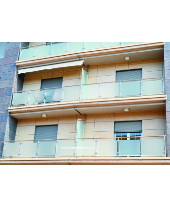 Triple balcón de acero inoxidable con separadores y cristal blanco Nº8440