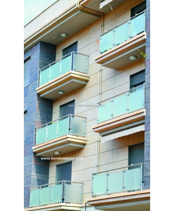 Edificio de apartamentos con balcones de acero inoxidable y cristal Nº8441